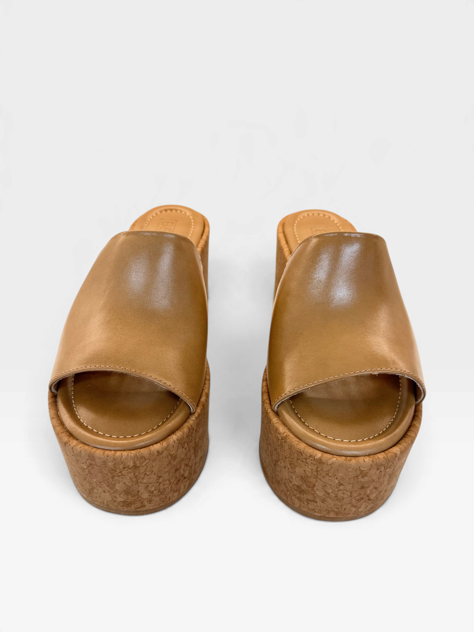 Sandália flatform Beyou Shoes Modena na cor bistrô com tira larga em napa e solado anabela texturizado de cortiça