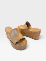 Sandália Flatform Modena Beyou Shoes na cor bistrô com solado anabela de cortiça e tira larga em napa