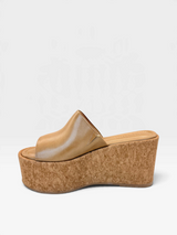Sandália flatform Beyou Shoes Modena na cor bistrô com salto anabela texturizado em cortiça e tira larga em napa
