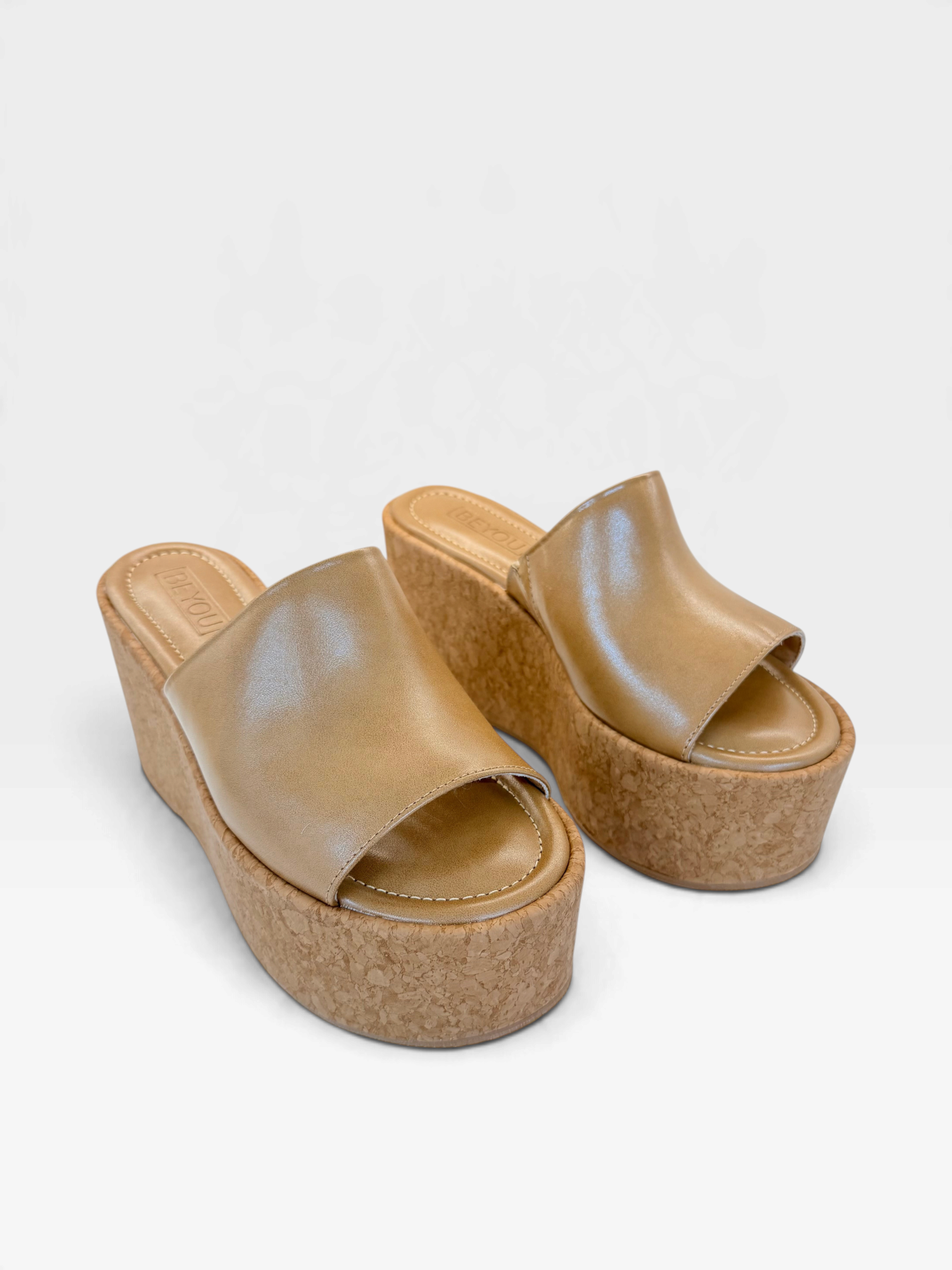 Sandália flatform Beyou Shoes Modena na cor bistrô com salto anabela de cortiça e tira larga em napa