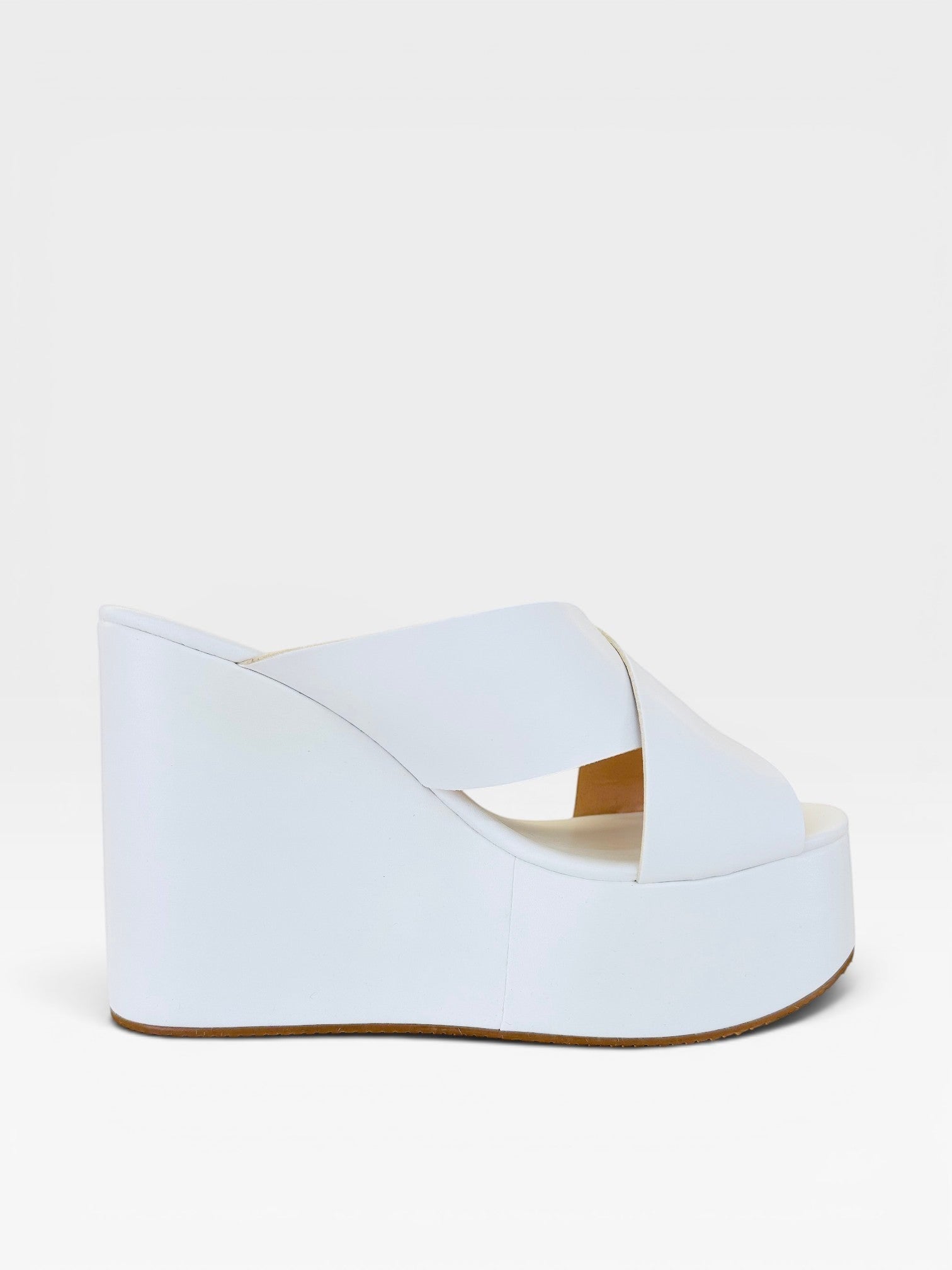 Sandália flatform Beyou Shoes Maldivas branca em napa com tiras em X e solado plataforma alto