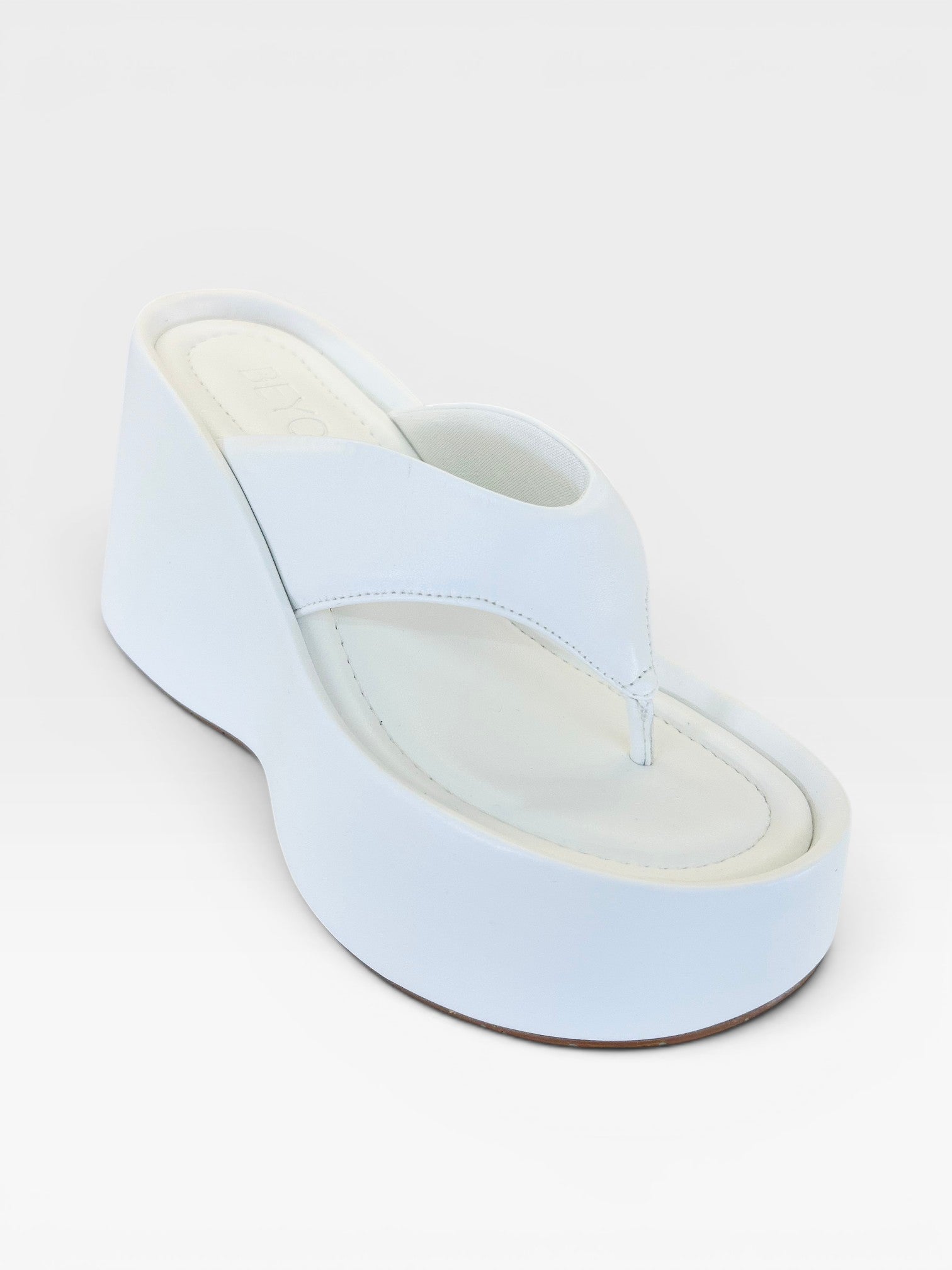 Sandália flatform Beyou Shoes Tulum branca em napa com solado alto de 7 cm e design moderno estilo chinelo