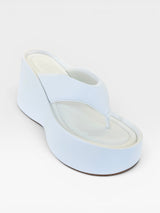Sandália flatform Beyou Shoes Tulum branca em napa com solado alto de 7 cm e design moderno estilo chinelo
