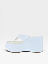 Sandália flatform branca Beyou Shoes em napa com solado alto de 7 cm, design moderno estilo chinelo de dedo.