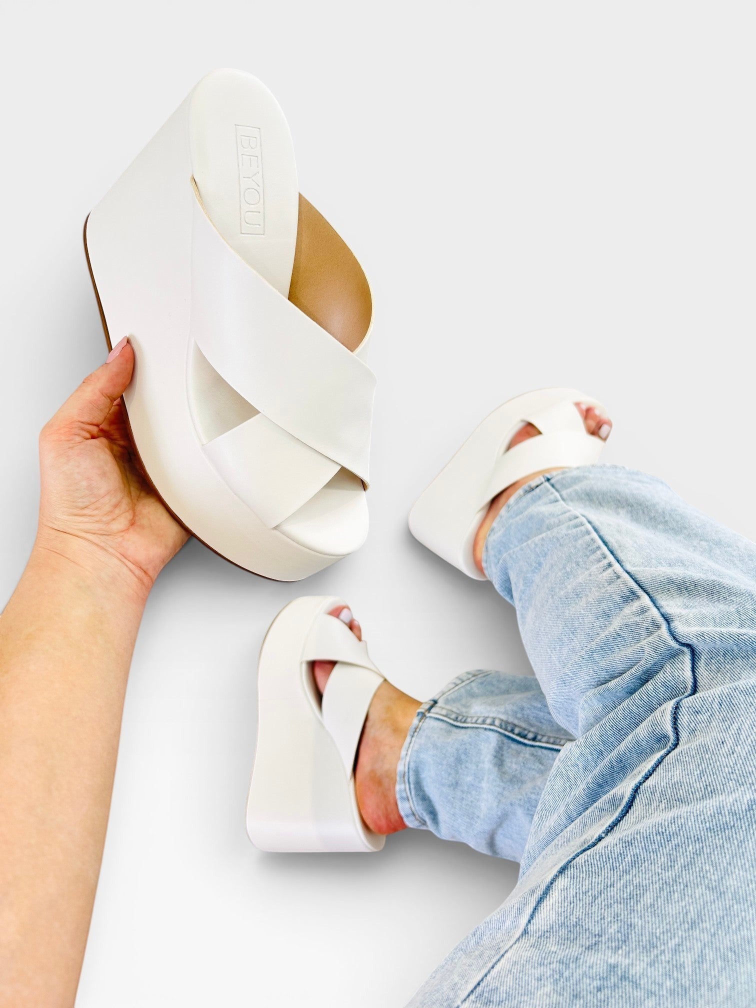 Sandália flatform Beyou Shoes branca em napa com tiras em X, solado alto e design contemporâneo para o verão.