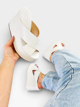 Sandália flatform Beyou Shoes branca em napa com tiras em X, solado alto e design contemporâneo para o verão.