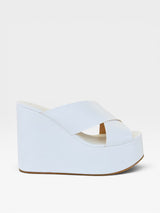 Sandália flatform Beyou Shoes Maldivas branca em napa com tiras em X e solado plataforma alto