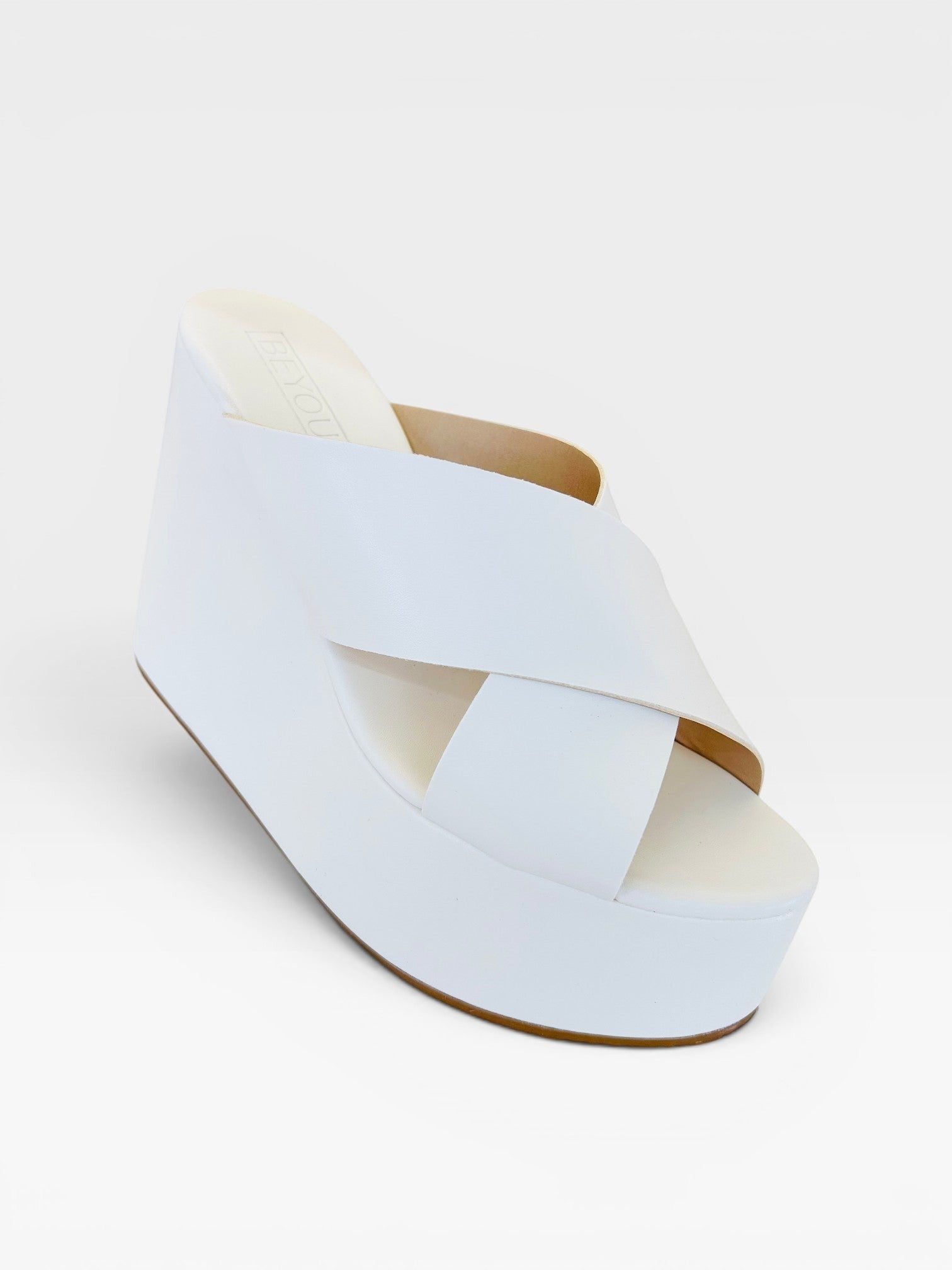 Sandália flatform Beyou Shoes Maldivas branca em napa com tiras em X e solado alto plataforma