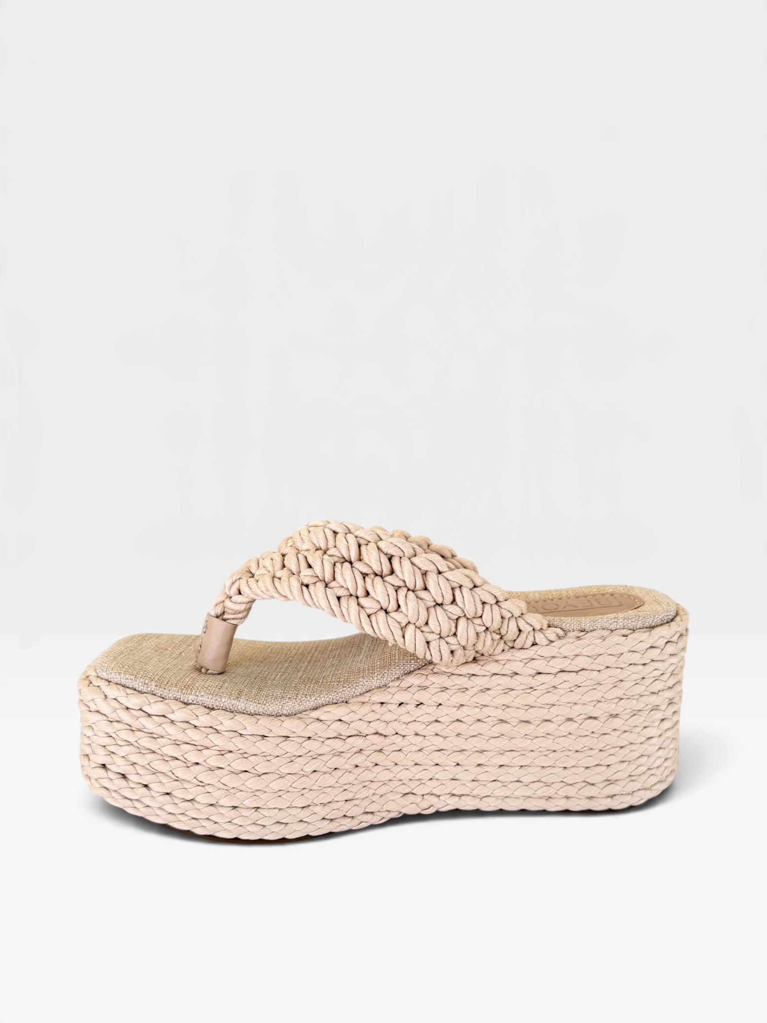 Sandália flatform Beyou Shoes Malta na cor bistrô com tiras trançadas em corda e solado anabela de 9 cm