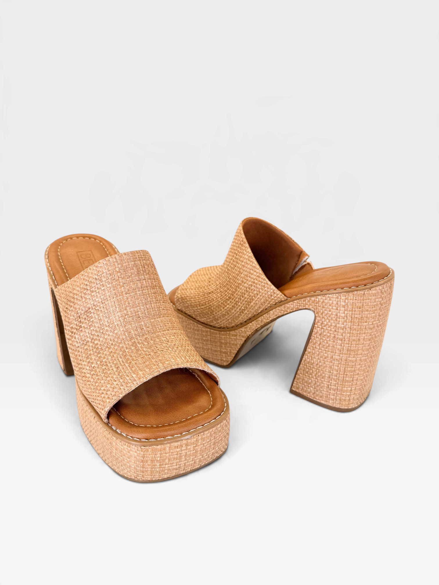 Sandália Flatform Kyoto Beyou Shoes em material sintético tramado bege e marrom com salto alto escultural