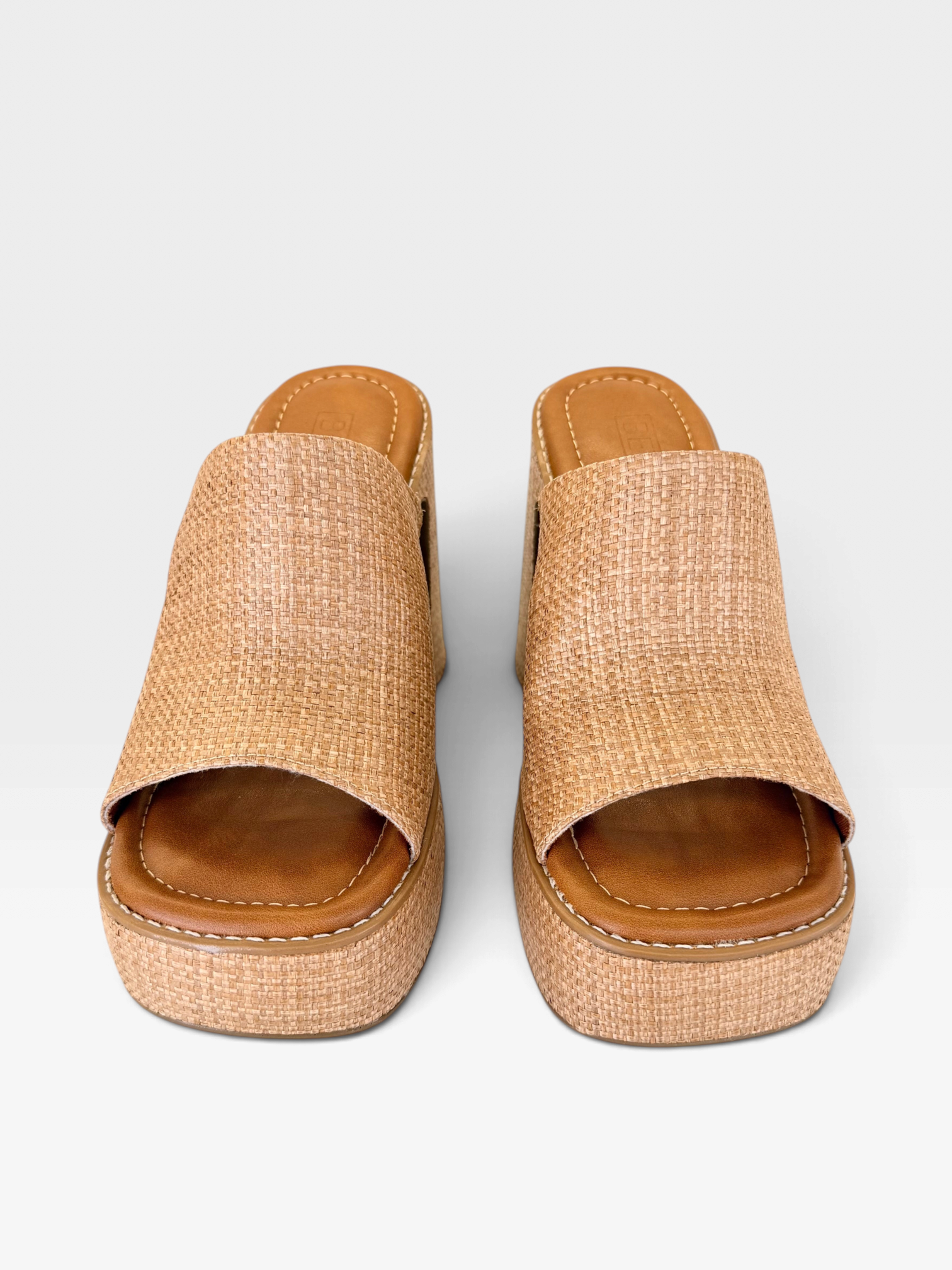 Sandália flatform Beyou Shoes Kyoto em material sintético tramado bege e marrom com solado alto de 10 cm