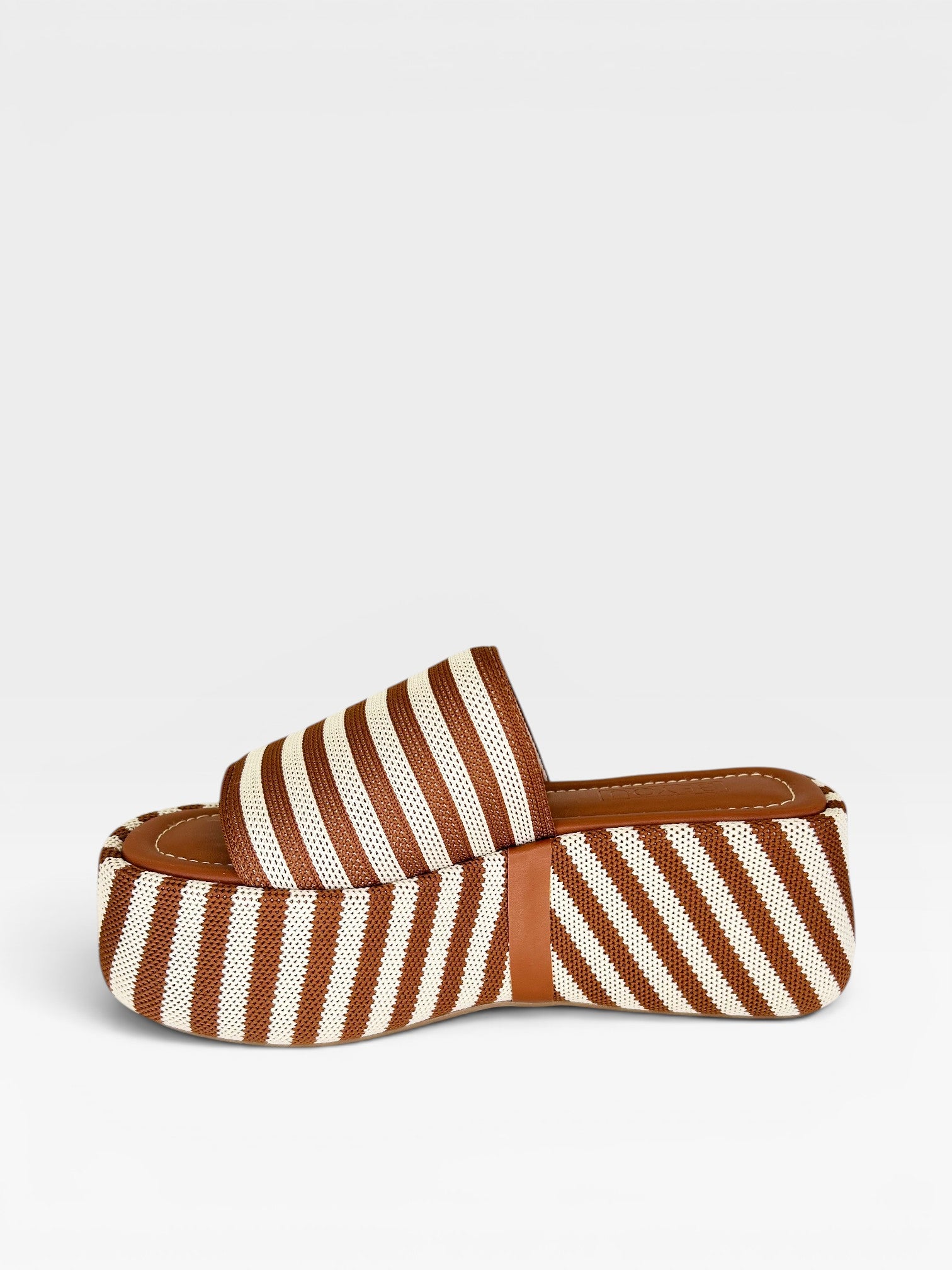 Sandália flatform Beyou Shoes Sardenha com listras marrons e brancas, feita em napa e tecido, solado de 5 cm.