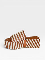 Sandália flatform Beyou Shoes Sardenha com listras marrons e brancas, feita em napa e tecido, solado de 5 cm.