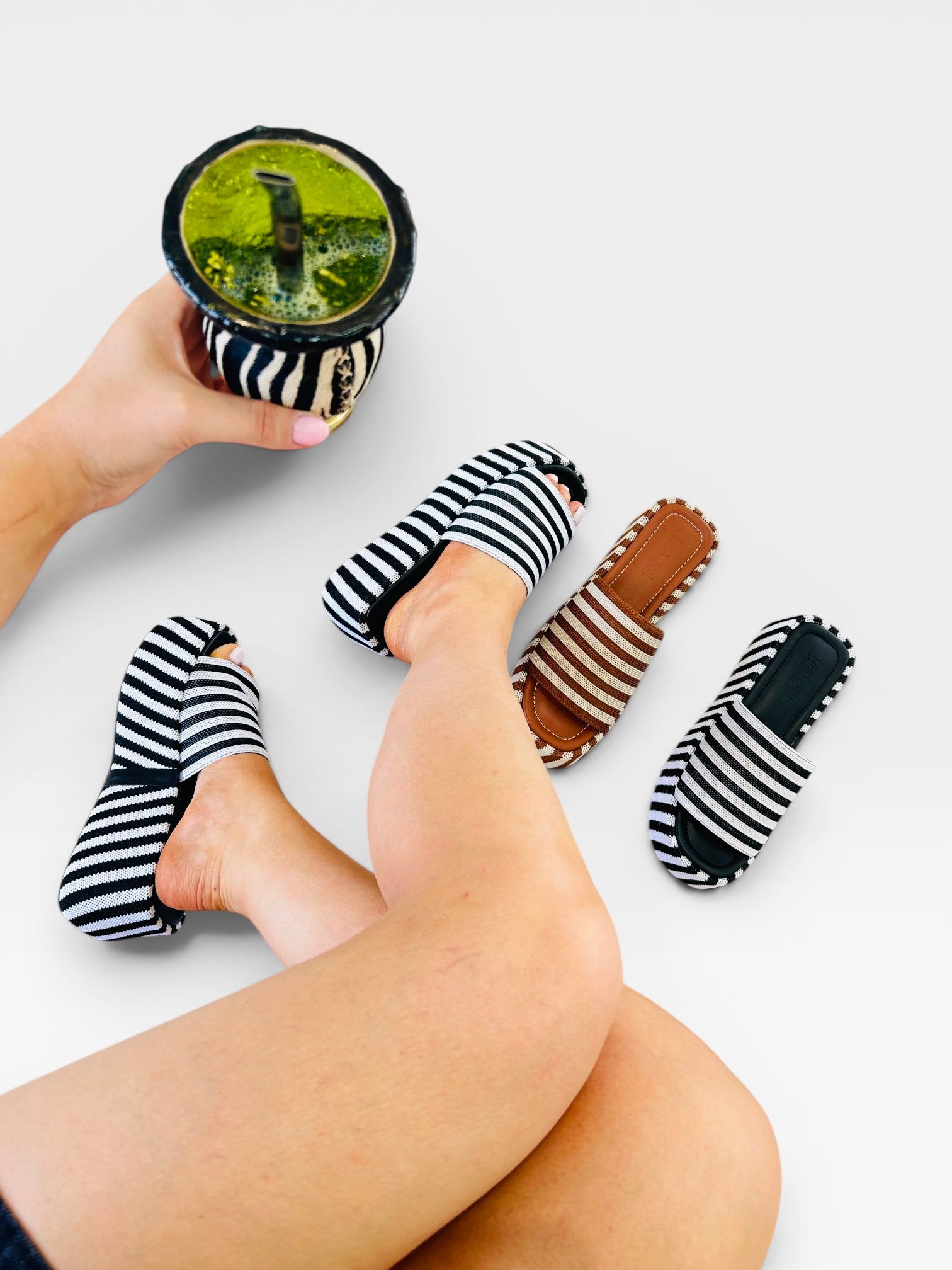 Sandália flatform Beyou Shoes listrada em preto e branco com design náutico, ideal para um estilo mediterrâneo casual.