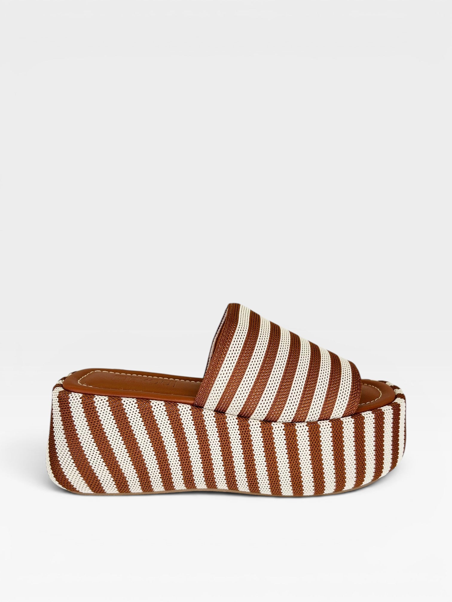 Sandália flatform Beyou Shoes Sardenha com listras marrons e brancas em tecido e napa, estilo náutico mediterrâneo.