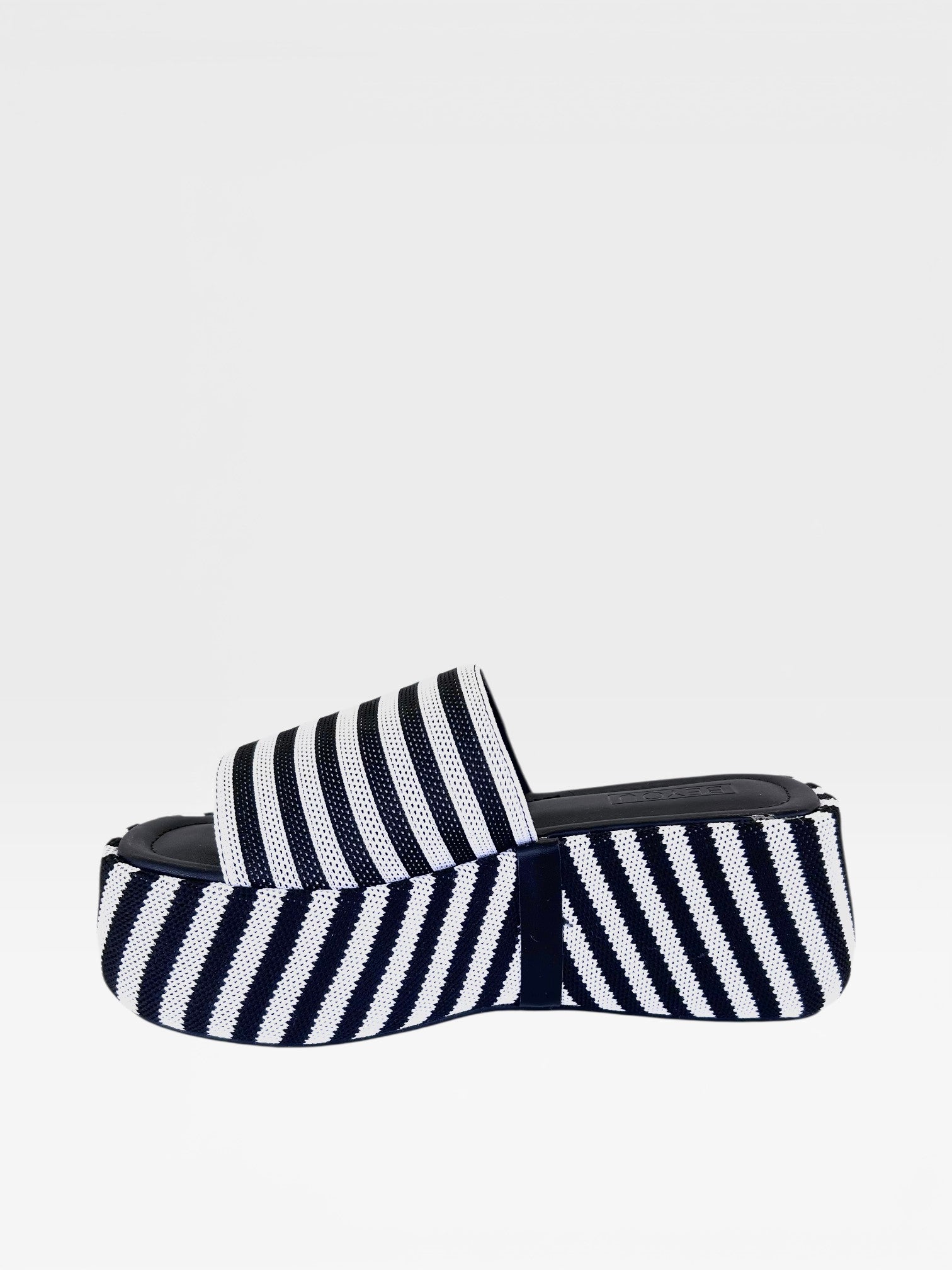 Sandália flatform Beyou Shoes Sardenha com estampa listrada em preto e branco, solado de 5 cm e design náutico.