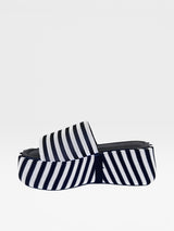 Sandália flatform Beyou Shoes Sardenha com estampa listrada em preto e branco, solado de 5 cm e design náutico.
