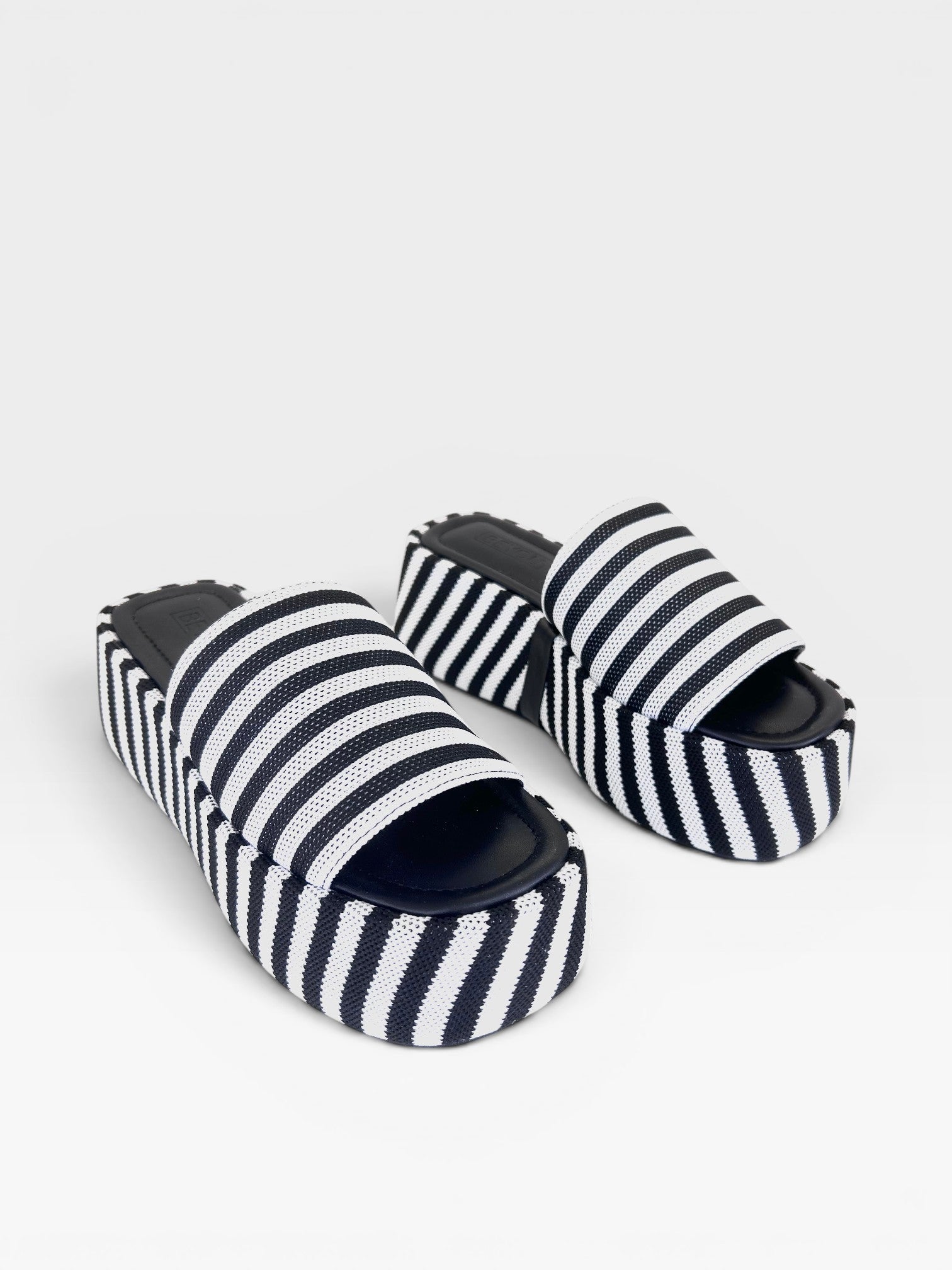 Sandália flatform Beyou Shoes Sardenha com estampa listrada preta e branca, solado de 5cm e design náutico.