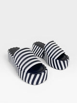 Sandália flatform Beyou Shoes Sardenha com estampa listrada preta e branca, solado de 5cm e design náutico.