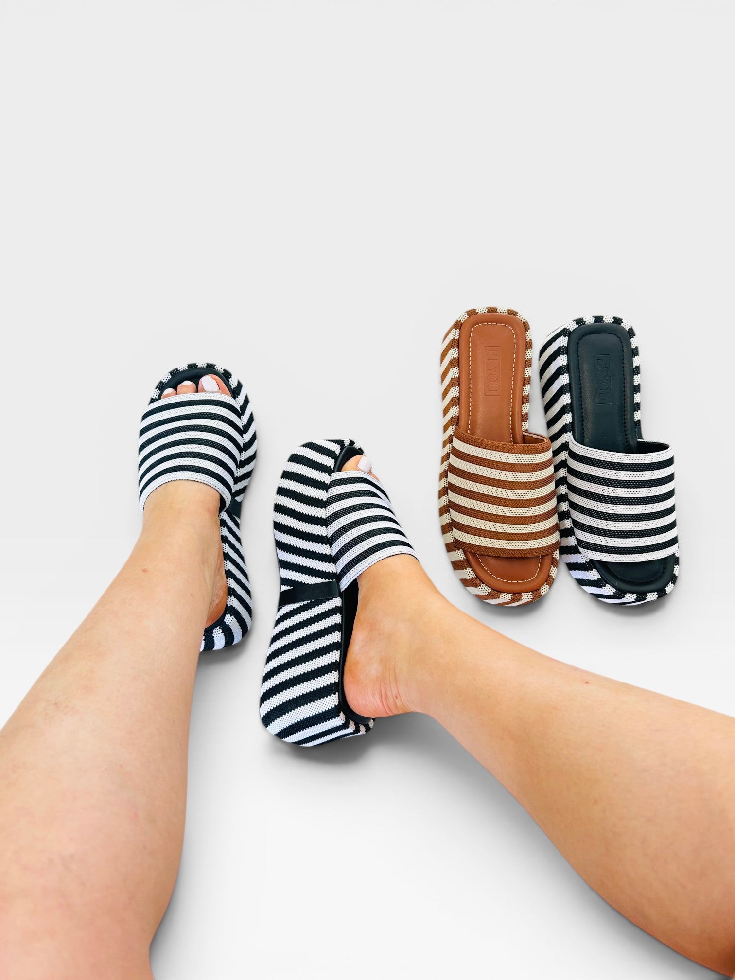 Sandália flatform Beyou Shoes listrada em preto e branco com solado de 5 cm, estilo náutico e acabamento em tecido.