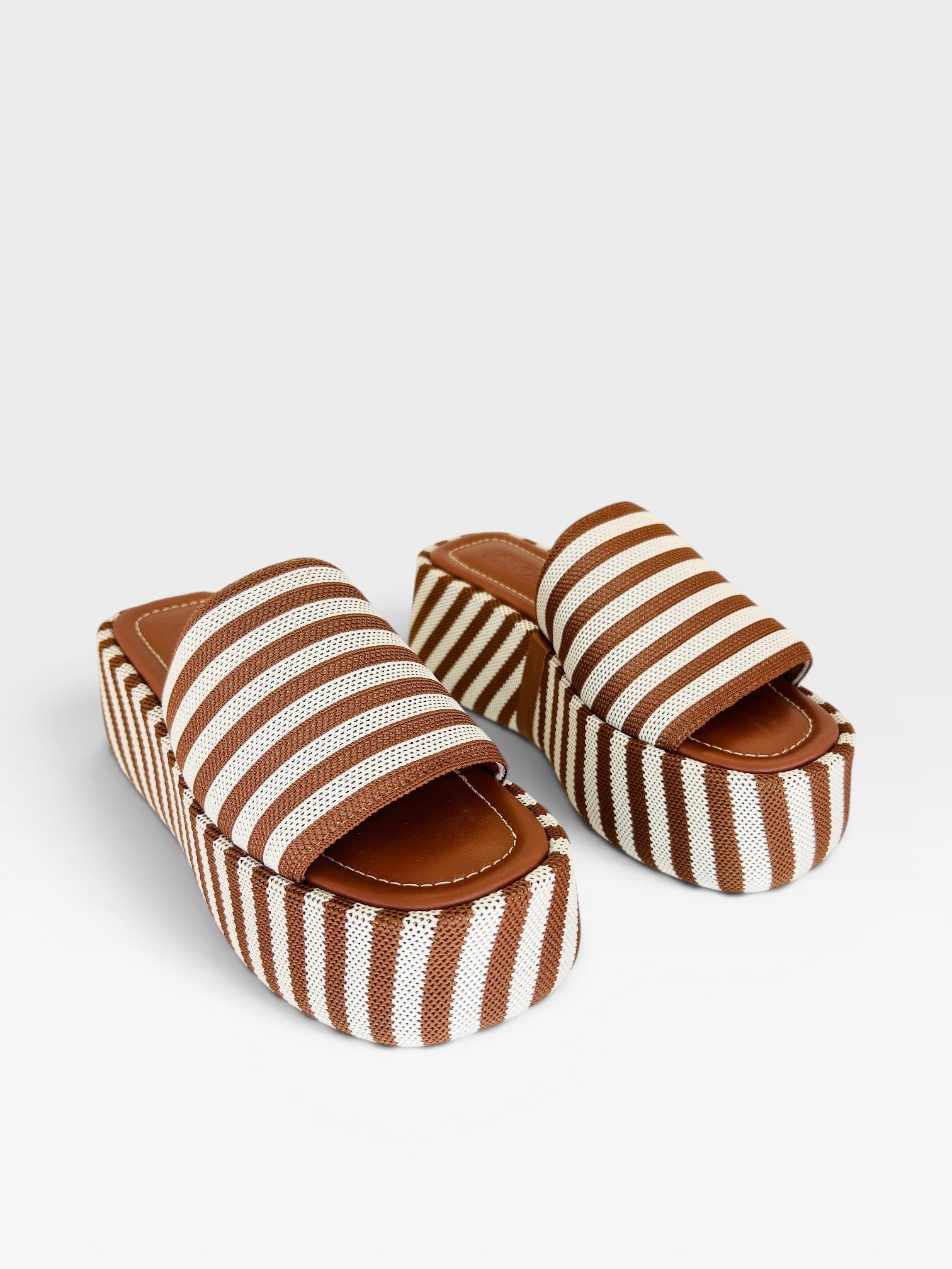 Sandália flatform Beyou Shoes com estampa de listras marrom e branca, feita em napa e tecido, estilo náutico.
