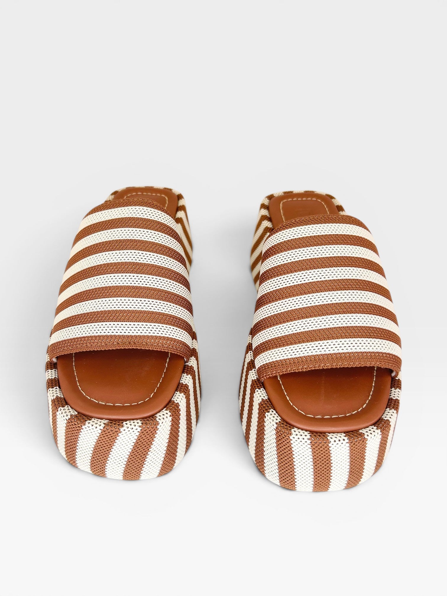 Sandália flatform Beyou Shoes Sardenha com listras marrons e brancas em tecido e napa, estilo náutico mediterrâneo.