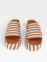 Sandália flatform Beyou Shoes Sardenha com listras marrons e brancas em tecido e napa, estilo náutico mediterrâneo.