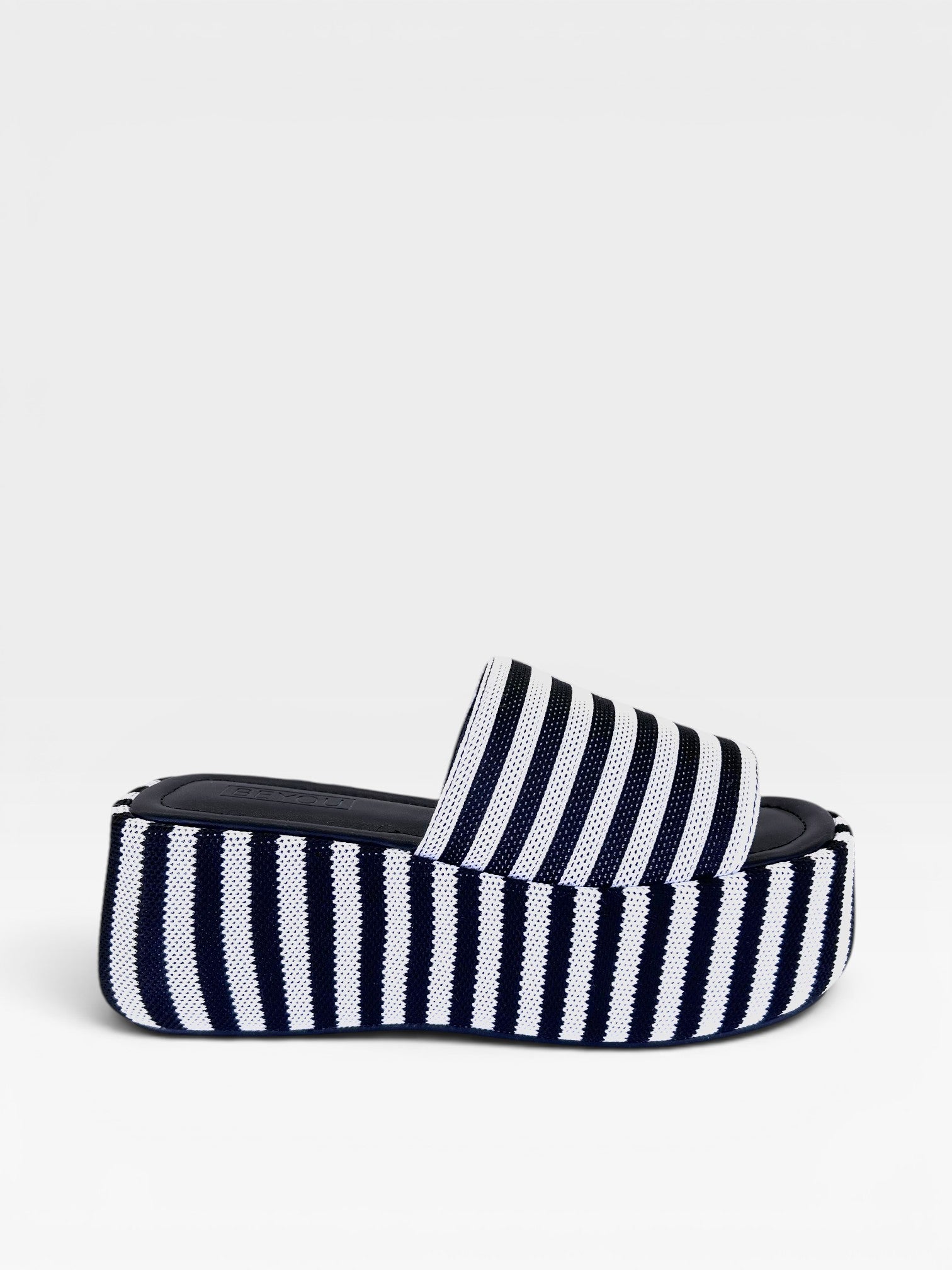 Sandália flatform Beyou Shoes Sardenha listrada em preto e branco com solado plataforma de 5 cm em tecido e napa