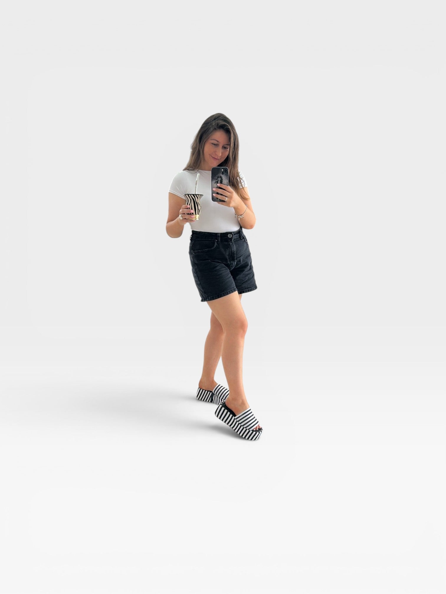 Mulher usando sandália flatform Beyou Shoes listrada em preto e branco com solado alto em loja de calçados