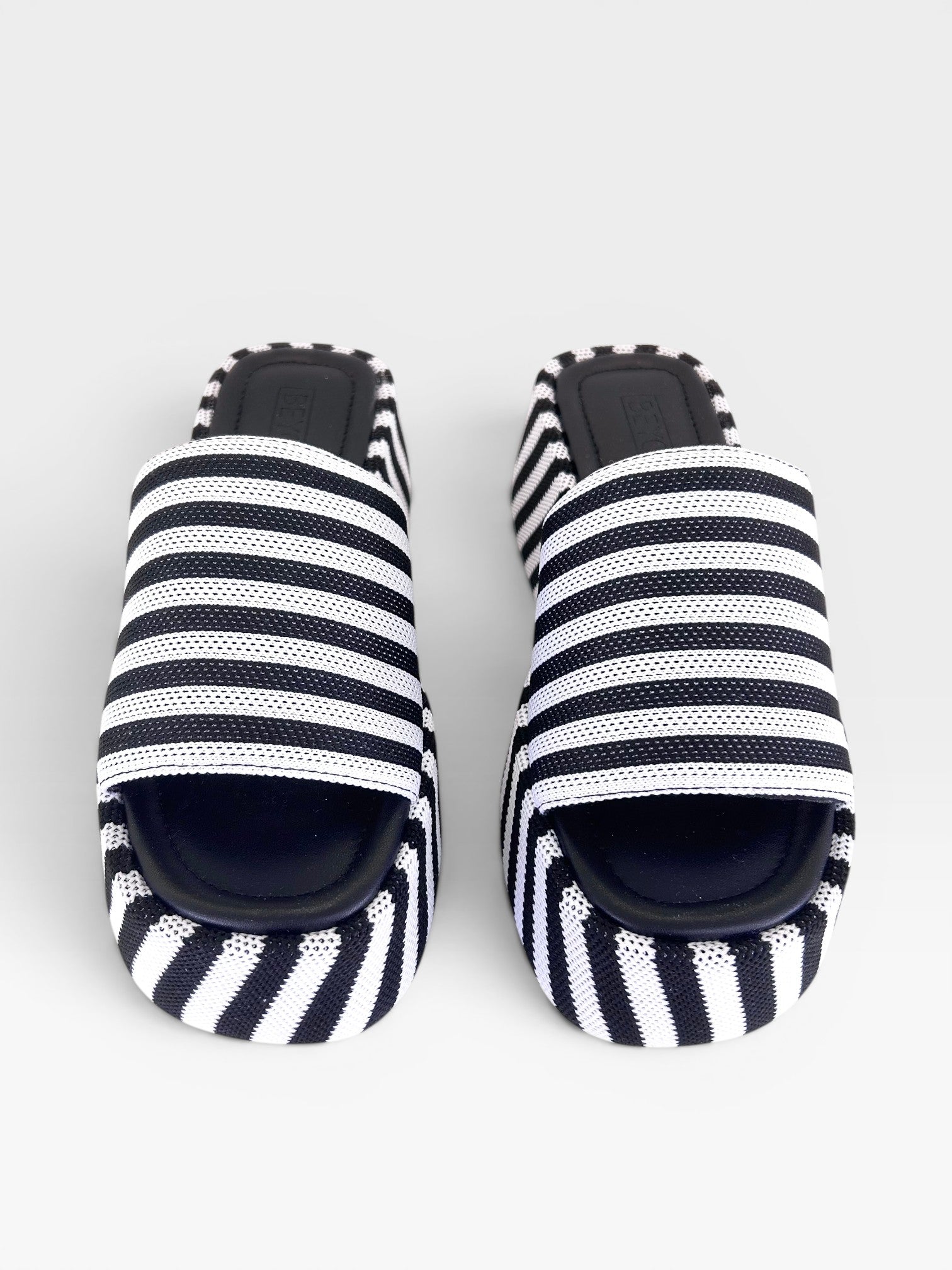 Sandália flatform Beyou Shoes Sardenha com estampa listrada preta e branca em tecido e napa, estilo náutico.