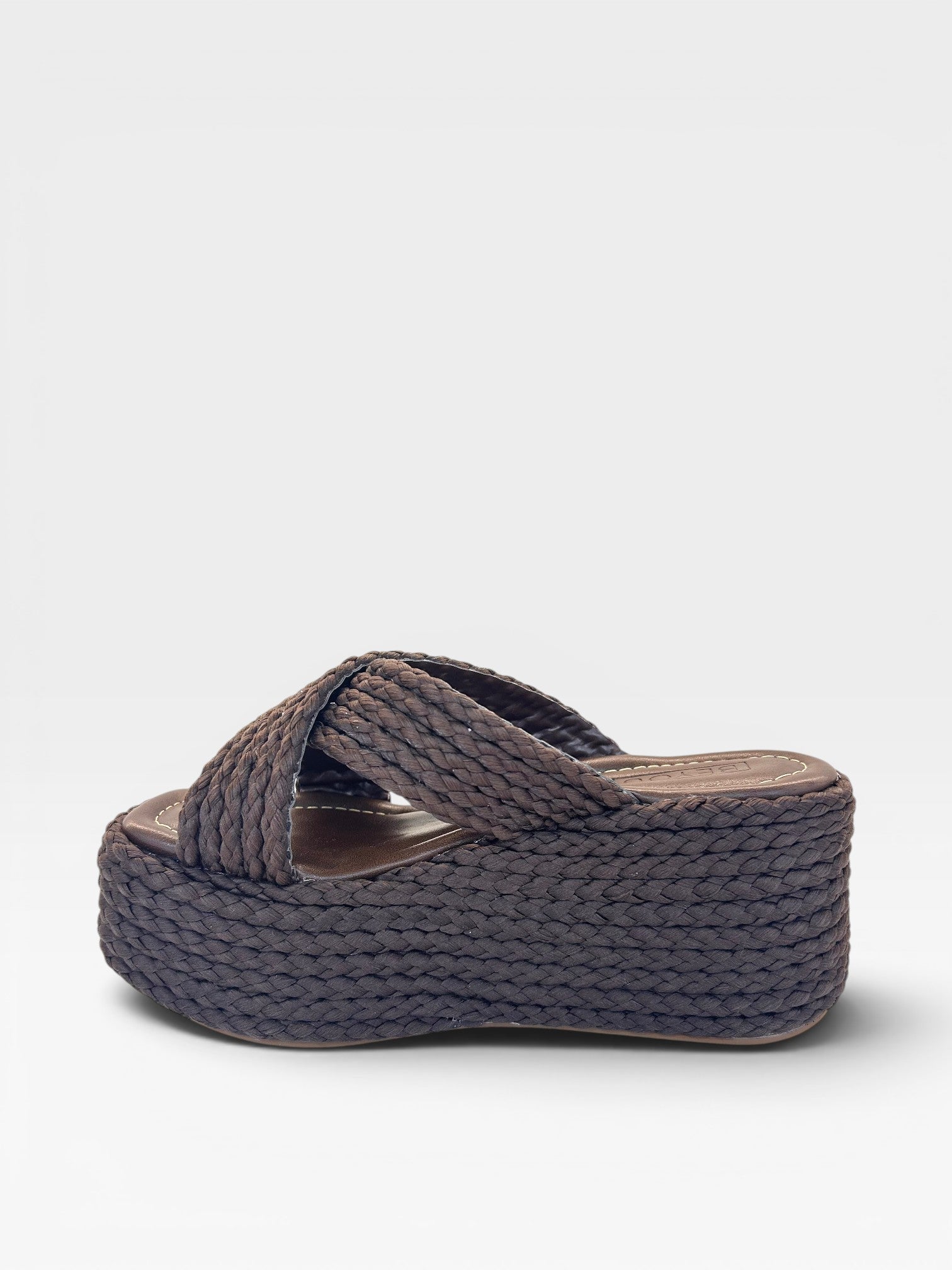 Sandália flatform Beyou Shoes Amalfi marrom com tiras trançadas e solado alto de corda