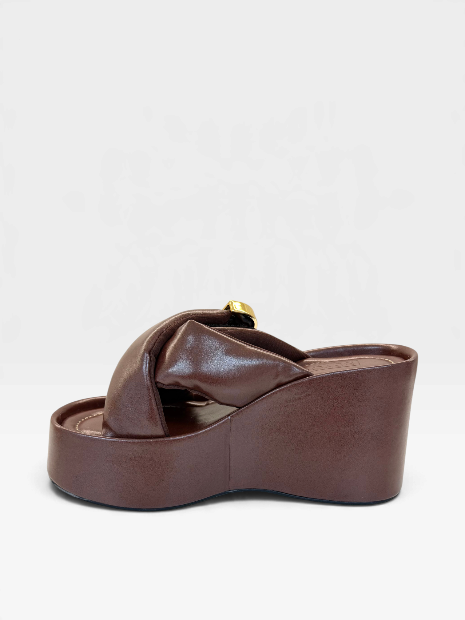 Sandália flatform Beyou Shoes Valencia marrom em napa com solado alto de 9 cm e detalhe de fivela dourada