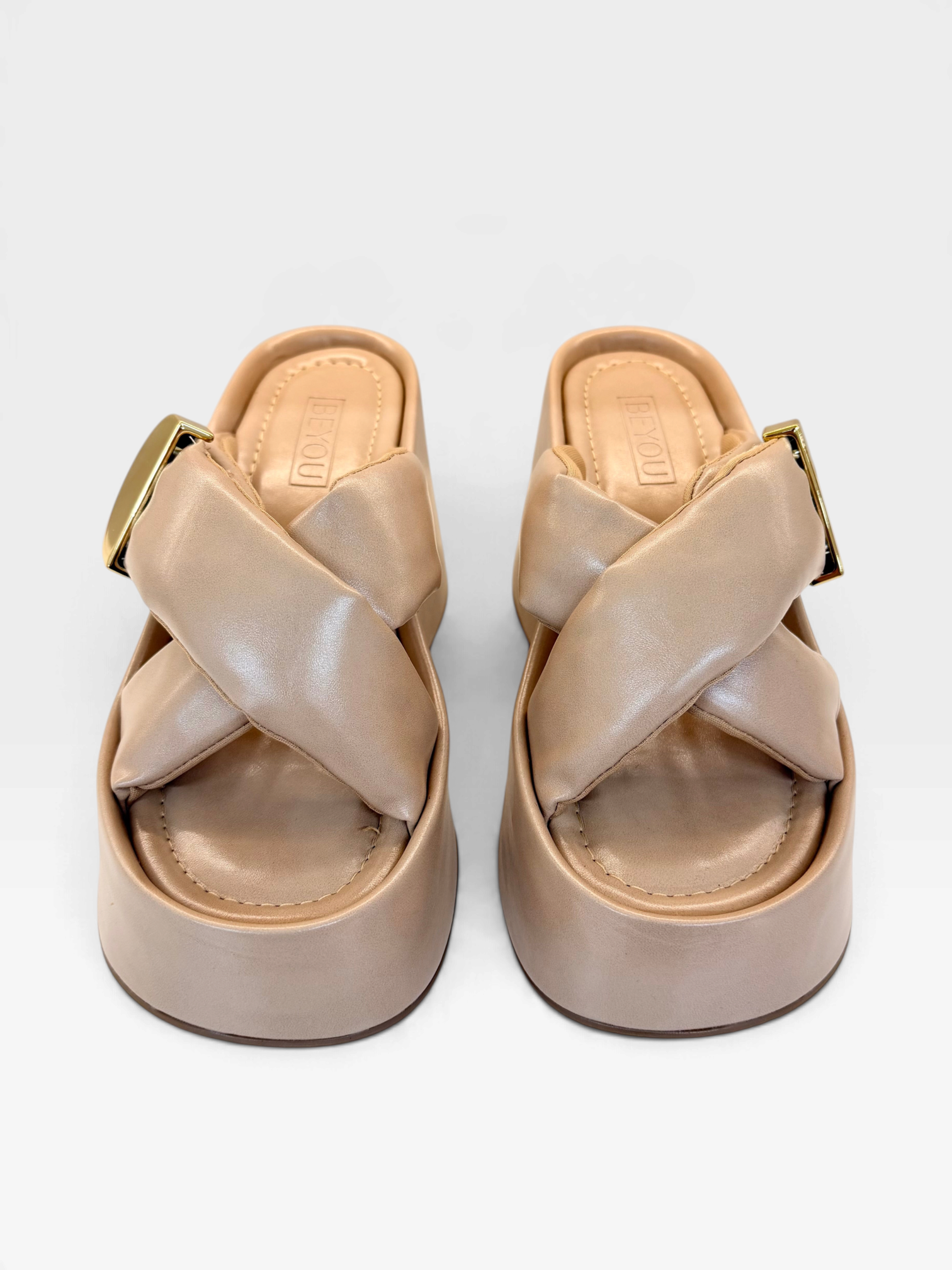 Sandália Flatform Valencia Beyou Shoes marrom em napa com tiras cruzadas acolchoadas e fivela lateral dourada