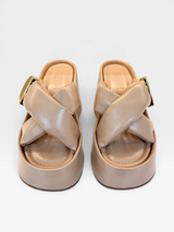 Sandália Flatform Valencia Beyou Shoes marrom em napa com tiras cruzadas acolchoadas e fivela lateral dourada