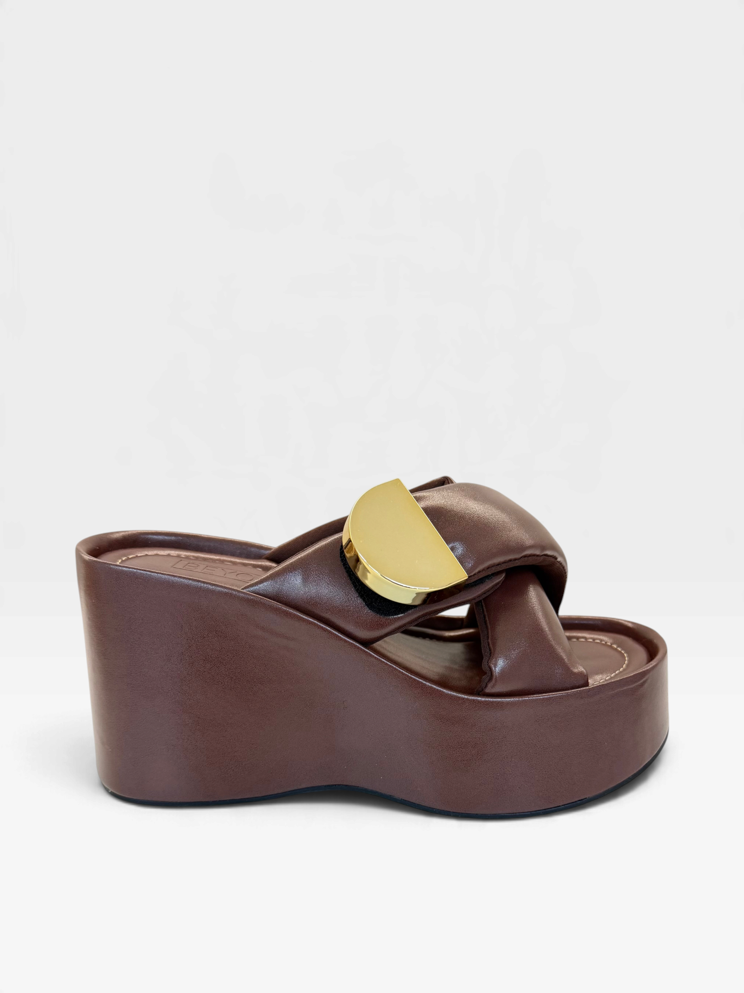 Sandália flatform Beyou Shoes Valencia marrom em napa com solado de 9 cm e detalhe metálico dourado no cabedal