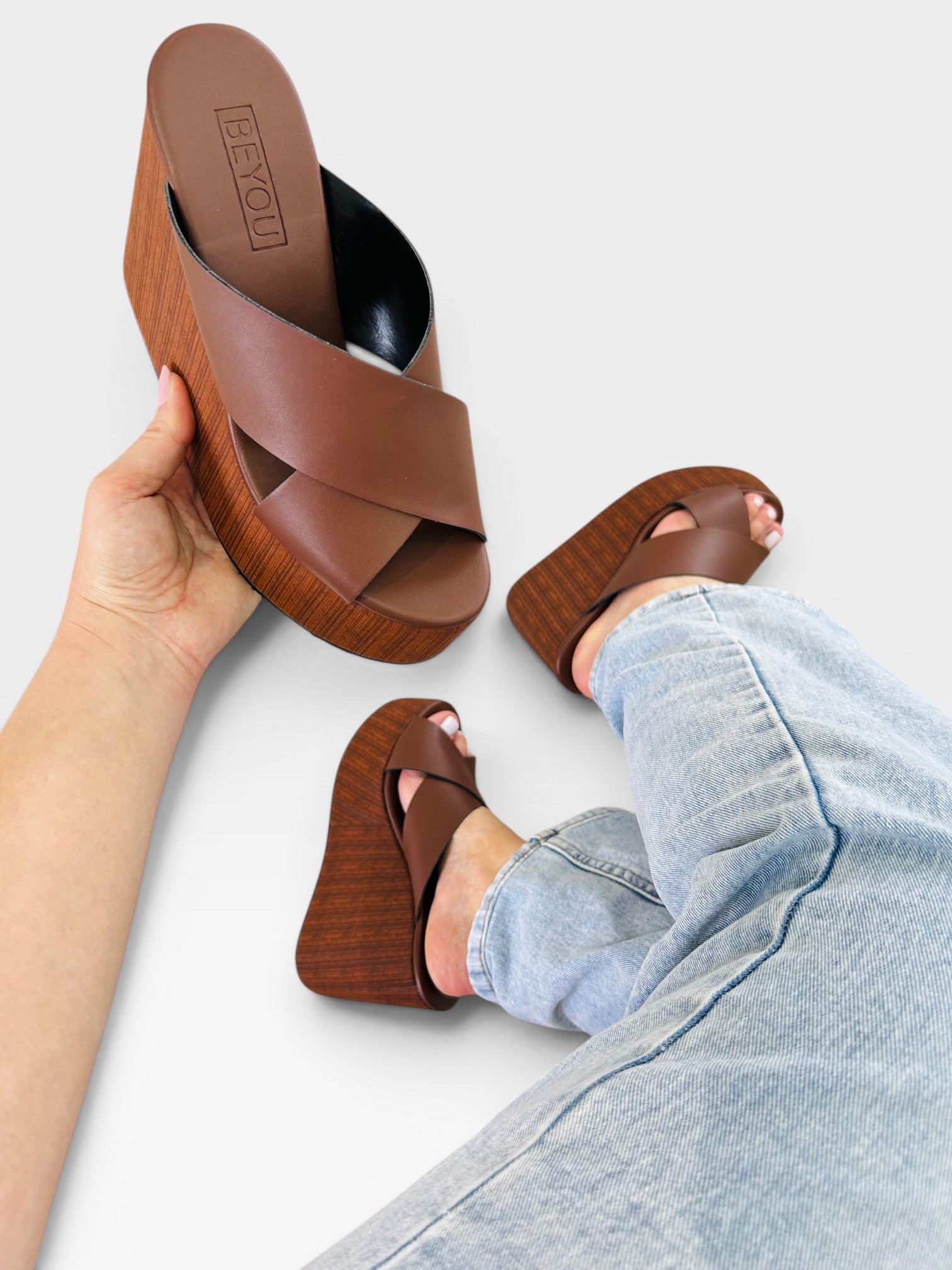 Sandália flatform Beyou Shoes marrom em napa com tiras em X e solado plataforma amadeirado