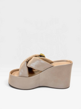 Sandália flatform Beyou Shoes Valencia na cor marrom em napa com solado alto de 9 cm e tiras transpassadas