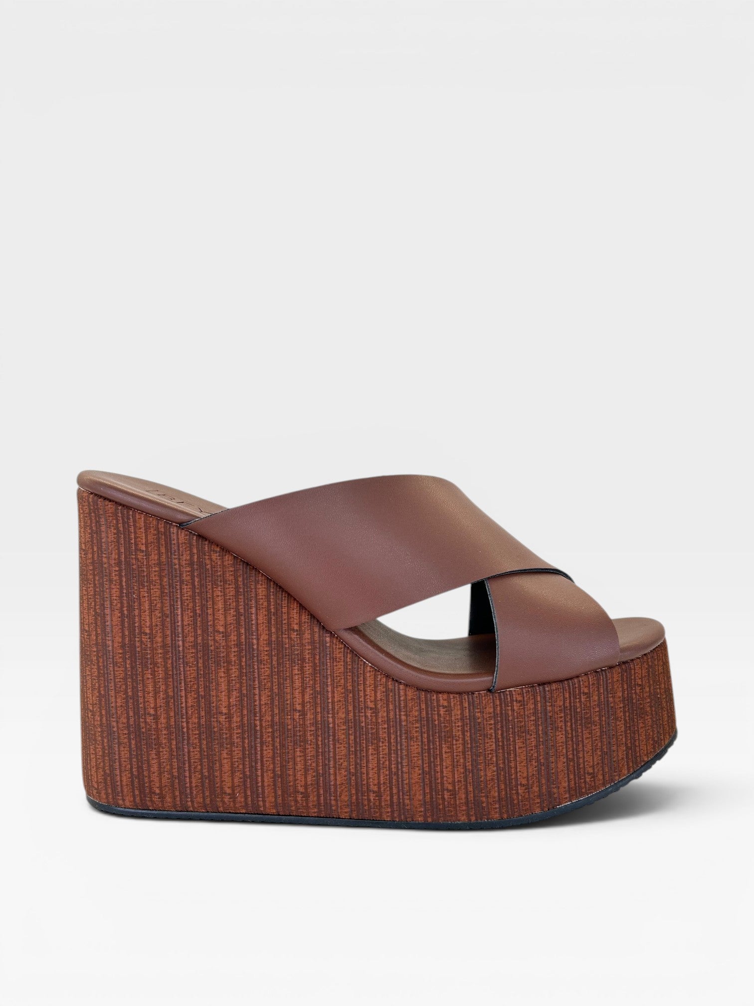 Sandália flatform Beyou Shoes Maldivas marrom em napa com tiras cruzadas e solado plataforma amadeirado