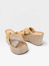 Sandália flatform Beyou Shoes Valencia na cor marrom em napa com tiras cruzadas e detalhe metálico dourado