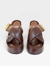 Sandália flatform Beyou Shoes Valencia marrom em napa com tiras cruzadas acolchoadas e detalhe de fivela dourada