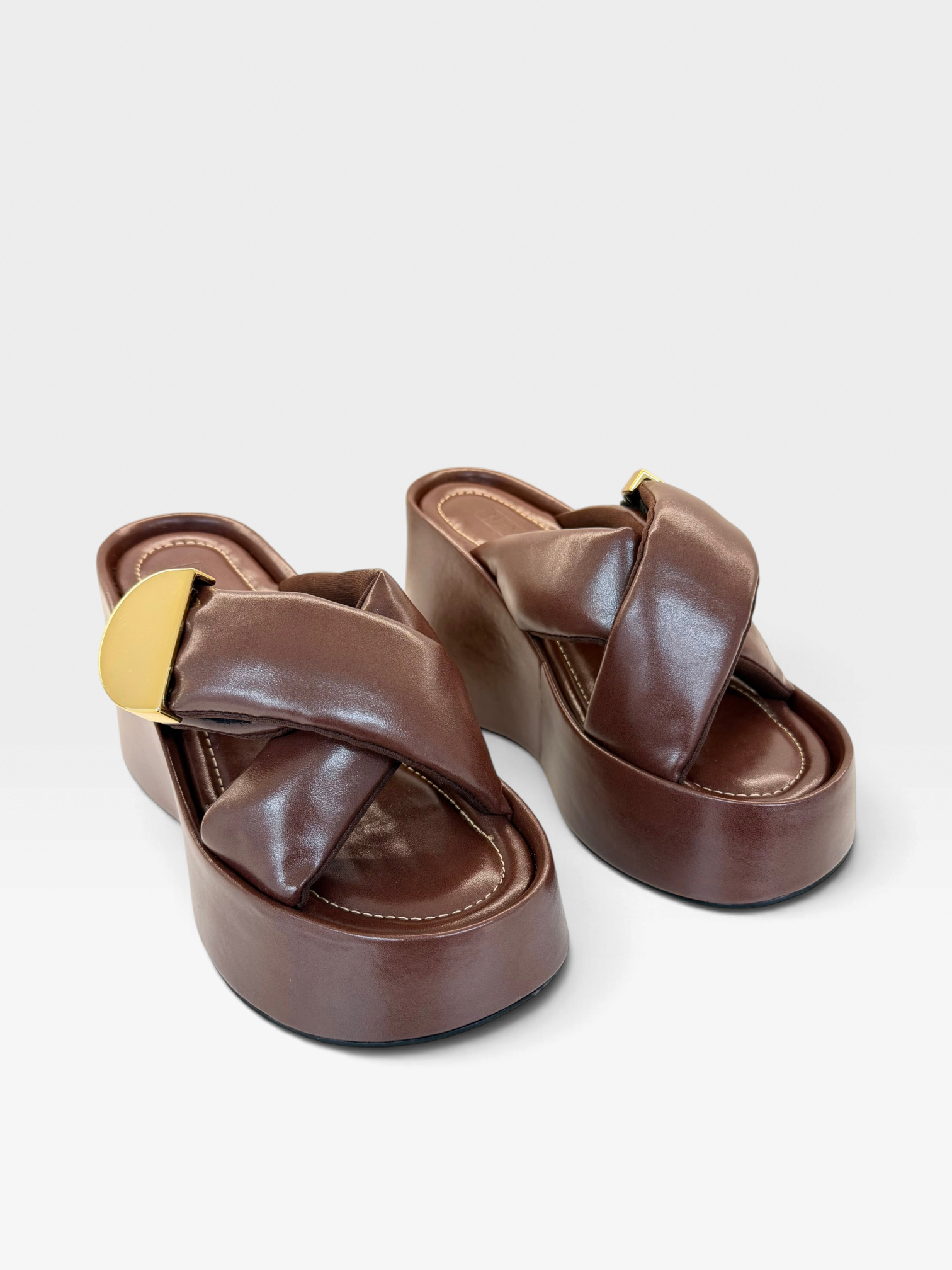 Sandália flatform Beyou Shoes Valencia marrom em napa com tiras cruzadas acolchoadas e detalhe metálico dourado