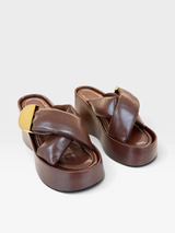 Sandália flatform Beyou Shoes Valencia marrom em napa com tiras cruzadas acolchoadas e detalhe metálico dourado