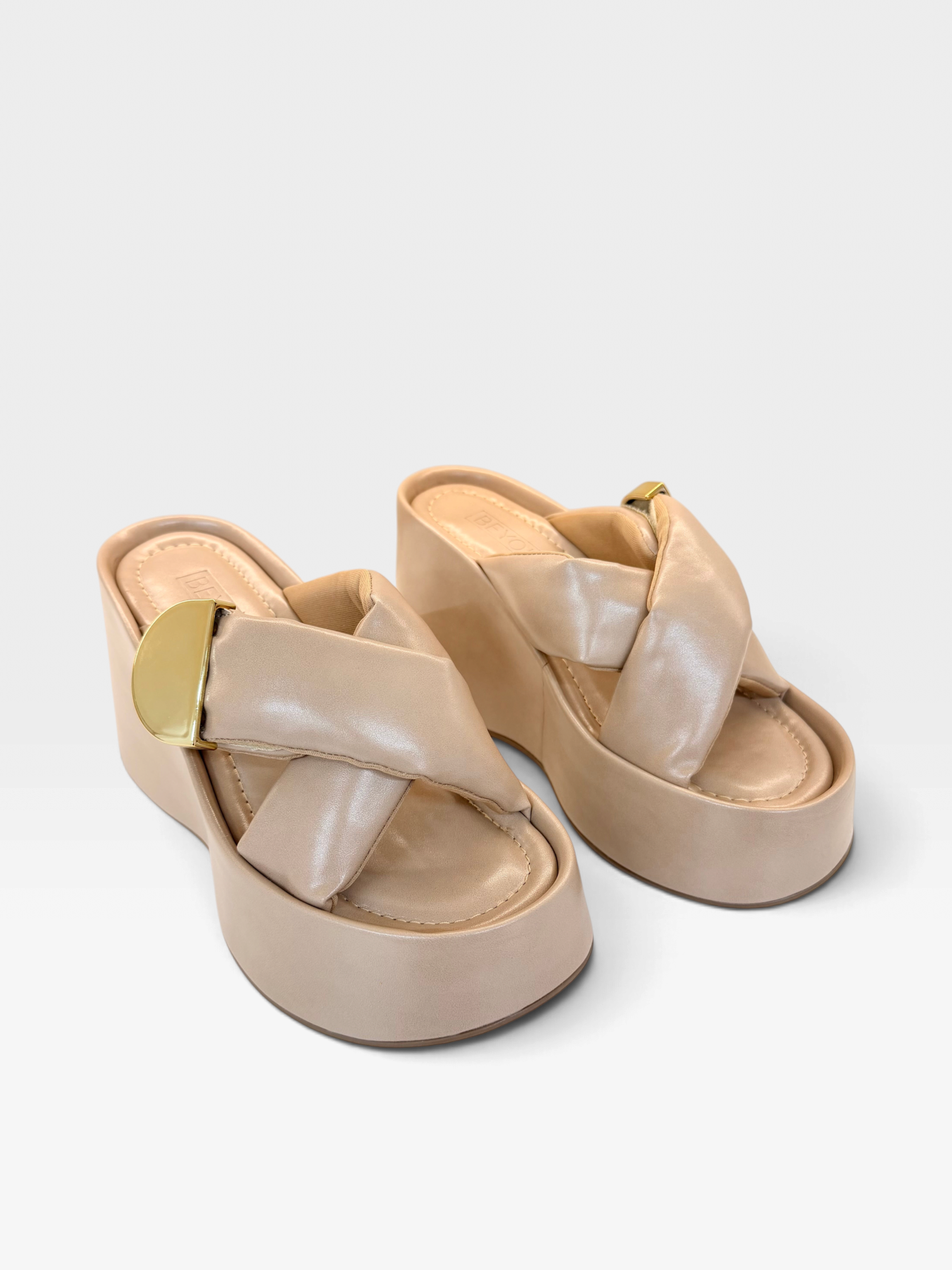 Sandália flatform Beyou Shoes Valencia marrom em napa com tiras cruzadas acolchoadas e detalhe metálico dourado.