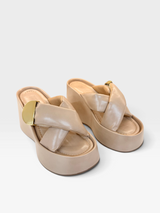 Sandália flatform Beyou Shoes Valencia marrom em napa com tiras cruzadas acolchoadas e detalhe metálico dourado.
