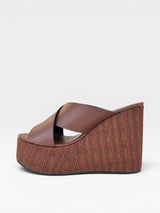 Sandália flatform Beyou Shoes Maldivas marrom em napa com tiras em X e solado plataforma amadeirado