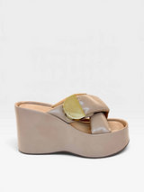 Sandália flatform Beyou Shoes Valencia marrom em napa com solado alto de 9 cm e detalhe metálico dourado no cabedal