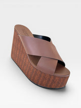 Sandália flatform Beyou Shoes Maldivas marrom em napa com tiras cruzadas e solado plataforma amadeirado