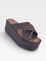 Sandália flatform Beyou Shoes Amalfi marrom com tiras trançadas em corda e solado plataforma de 7 cm