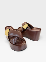 Sandália flatform Beyou Shoes Valencia marrom em napa com tiras cruzadas e detalhe metálico dourado no solado alto
