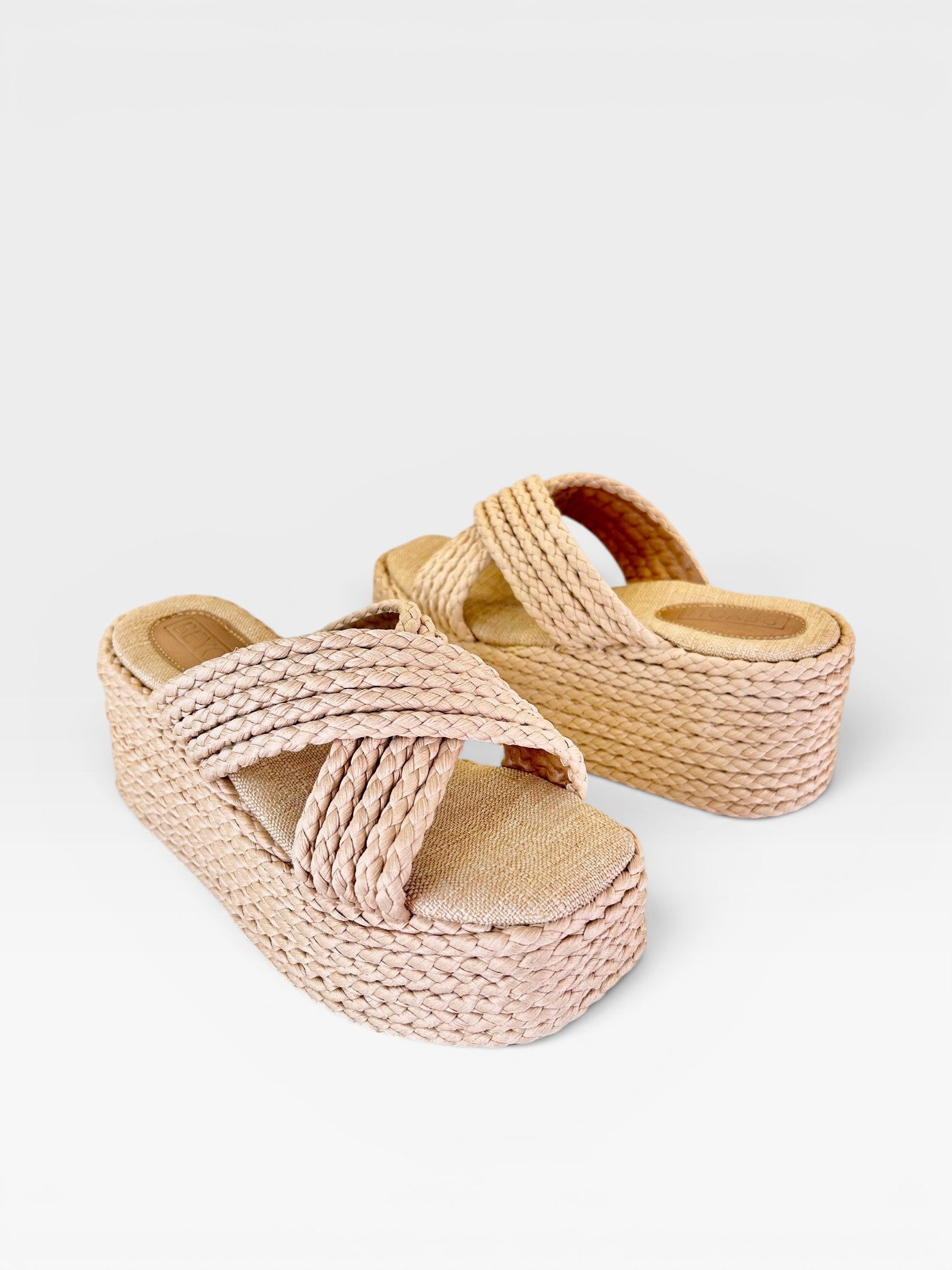 Sandália flatform Beyou Shoes Amalfi na cor nude, feita de corda trançada com solado plataforma de 7 cm.